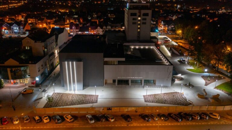 Miejskie Centrum Kultury w Nowym Targu. Widok z lotu ptaka nocą.