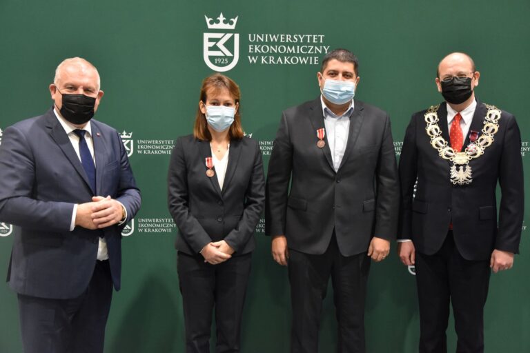 Dr Marcin Surówka z medalem Komisji Edukacji Narodowej