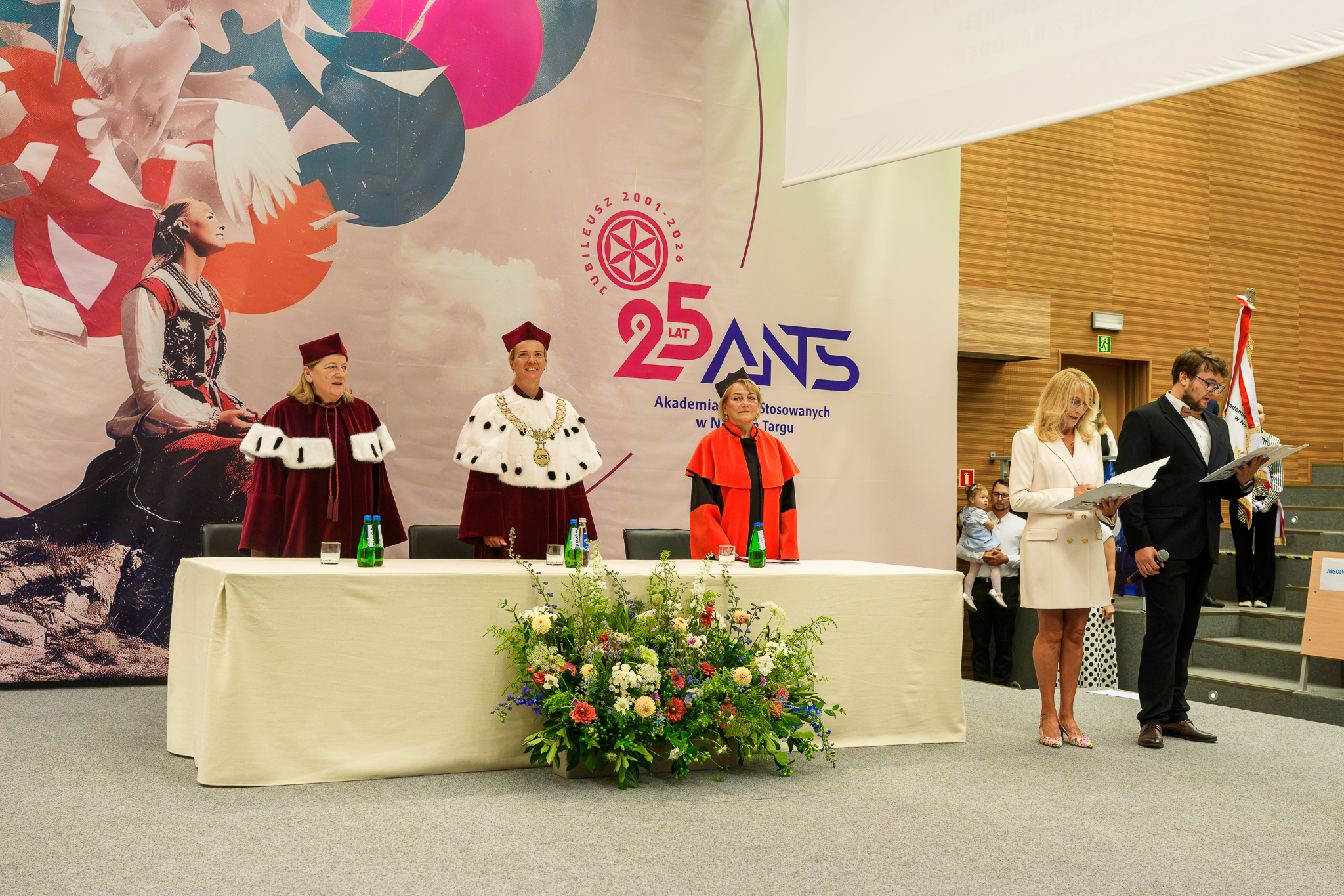 Władze Uczelni - dr Bianka Godlewska-Dzioboń Rektor, dr n. med. Anna Blak-Kaleta, Prorektor ds. ds. studenckich i kształcenia oraz Dyrektor Instytutu Zdrowia dr n. med. Danuta Fus wraz z prowadzącymi.
