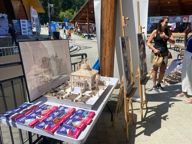 Prezentacja prac studentów kierunku architektura: makieta i grafiki