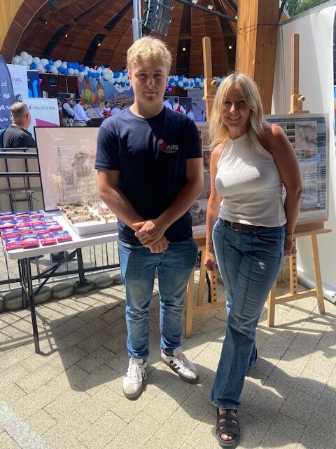 mgr inż. arch. Agnieszka Fudali wykładowca kierunku architektura wraz ze studentem