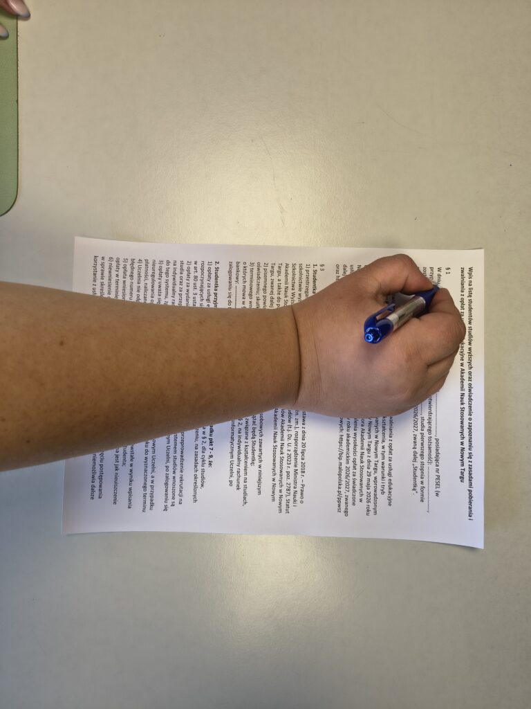ręka podpisująca dokumenty