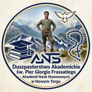 Logo Duszpasterstwa Akademickiego w centralnym miejscu sylwetka św. Pier Giorgio Frasatiego, różaniec biret ułożony na stercie książek biały gołąbek, poniżej logo Akademii, w tle pejzaż górski